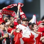 Aficionados canadienses celebran este domingo la victoria de su selección por 2-1 sobre la de Estados Unidos en el partido por el tercer puesto de la Liga de Naciones de la Concacaf jugado en Inglewood (California). EFE/EPA/CAROLINE BREHMAN