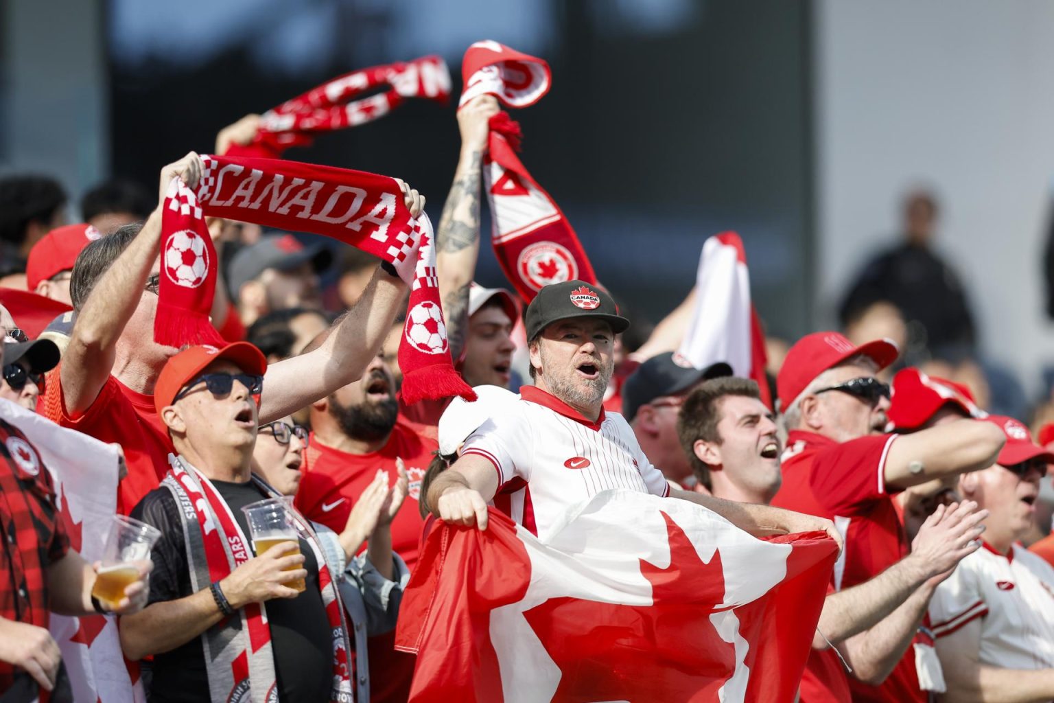 Aficionados canadienses celebran este domingo la victoria de su selección por 2-1 sobre la de Estados Unidos en el partido por el tercer puesto de la Liga de Naciones de la Concacaf jugado en Inglewood (California). EFE/EPA/CAROLINE BREHMAN