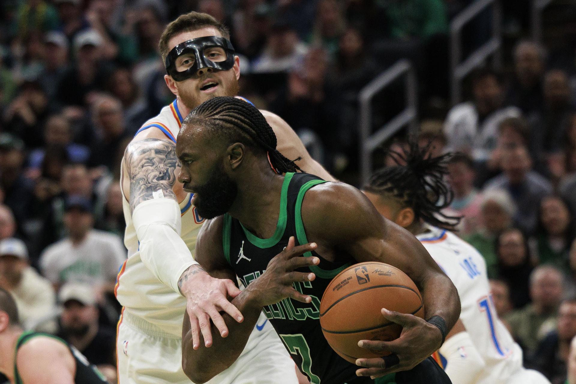 El pívot de los Oklahoma City Thunder, Isaiah Hartenstein (i), presiona en defensa al escolta de Boston Celtics, Jaylen Brown (d) durante el partido jugado este miércoles. EFE/EPA/CJ GUNTHER
