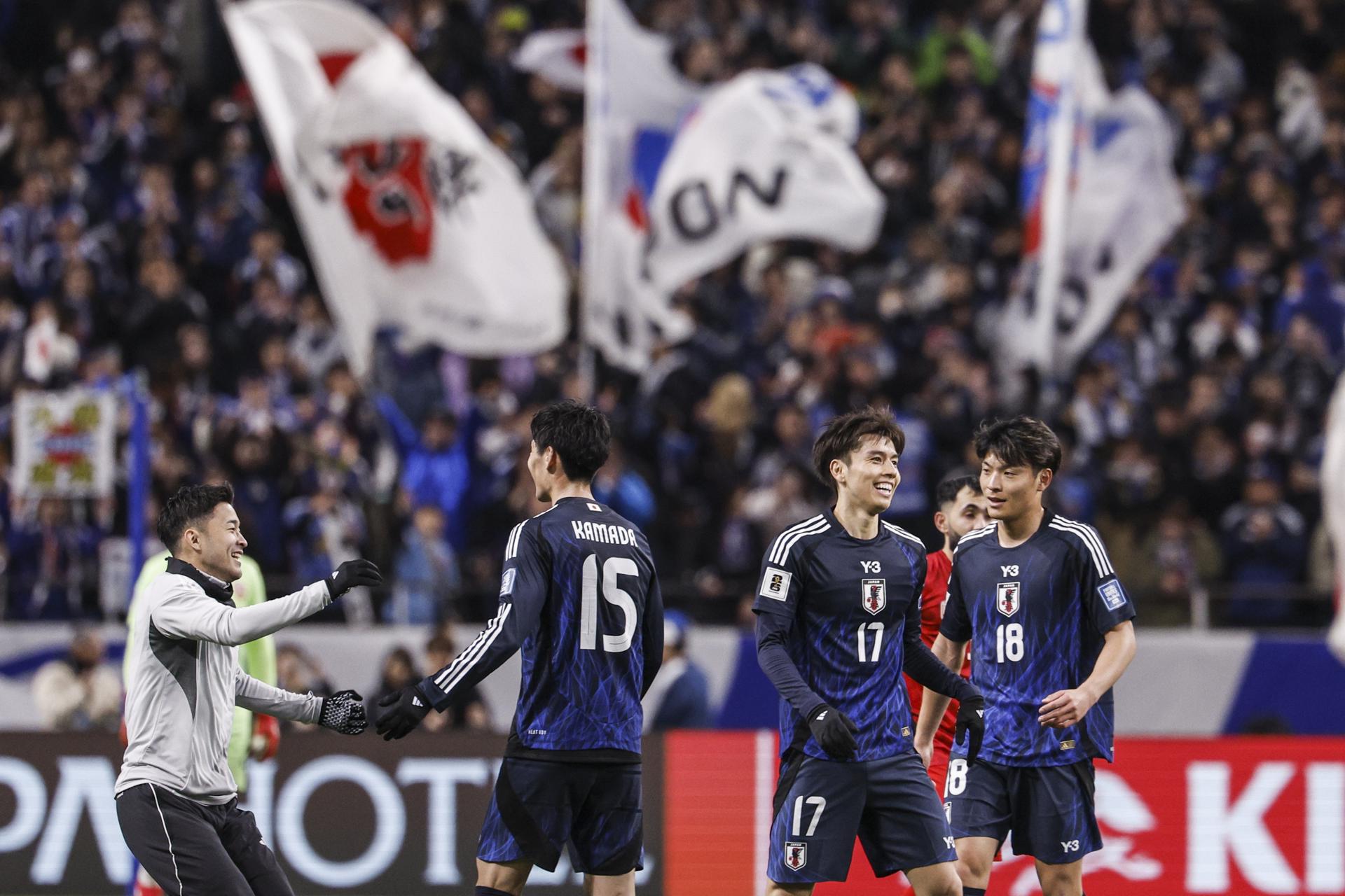 Los jugadores japoneses celebran su clasificación al Mundial 2026. EFE/EPA/FRANCK ROBICHON
