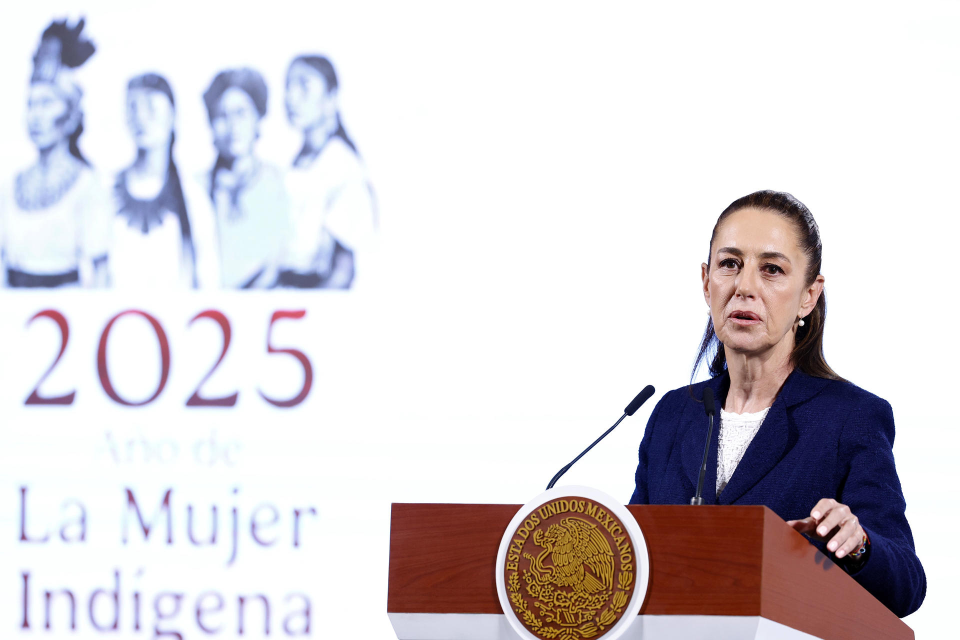 La presidenta de México, Claudia Sheinbaum, habla durante su rueda de prensa matutina este lunes, en Palacio Nacional, en Ciudad de México (México). EFE/ Sáshenka Gutiérrez
