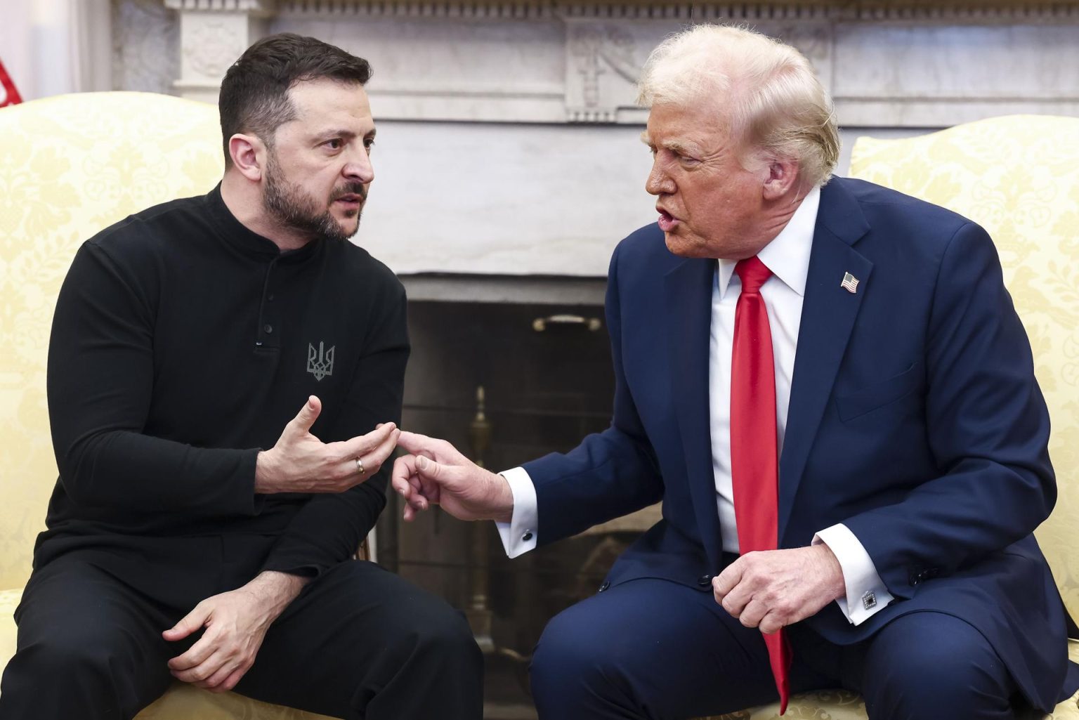 El presidente estadounidense, Donald Trump (d), habla con el presidente ucraniano Volodymyr Zelensky, durante una reunión en la Casa Blanca en Washington (Estados Unidos). Imagen de archivo. EFE/ Jim Lo Scalzo / Pool