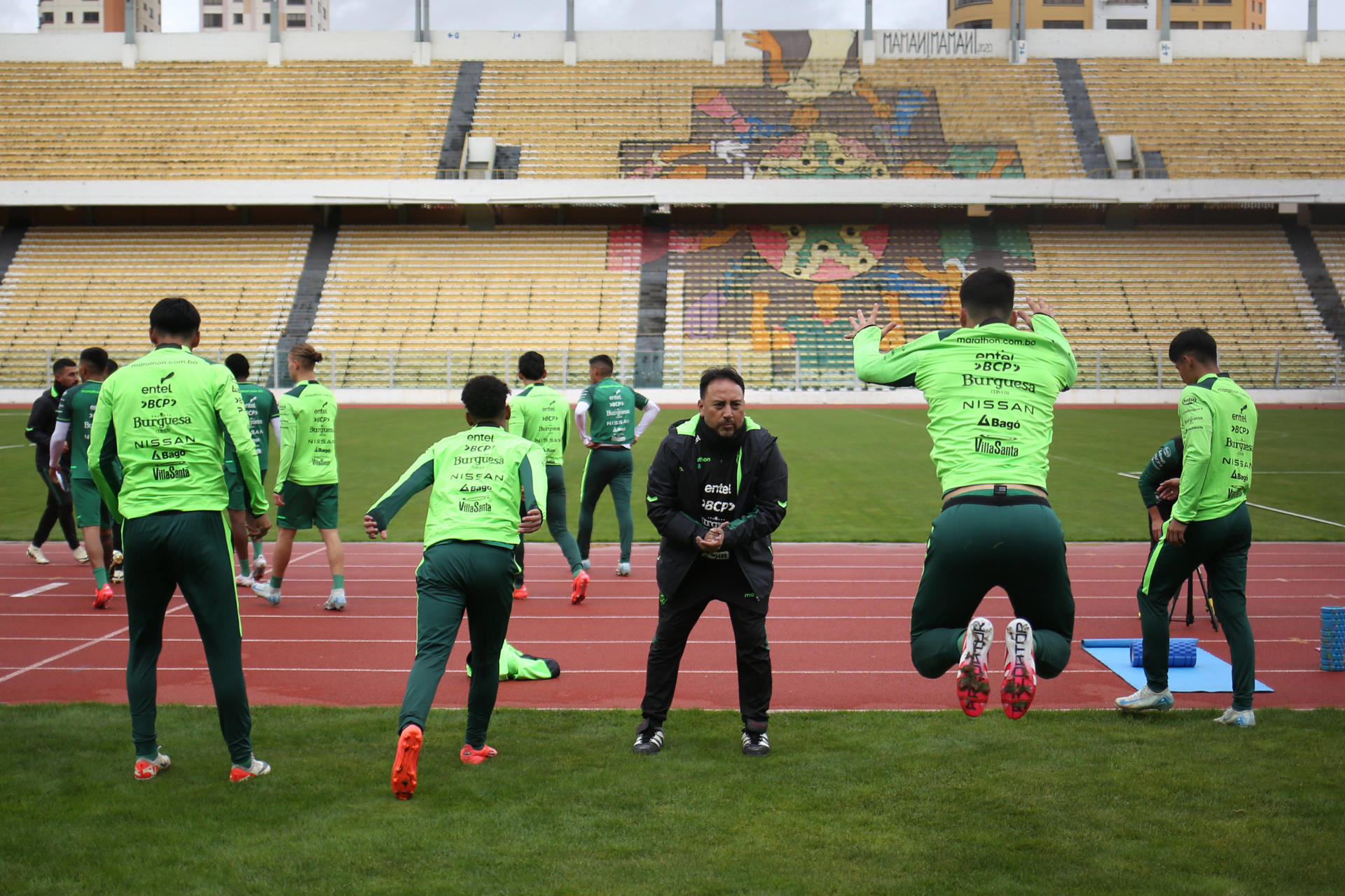 Jugadores de la selección de Bolivia cumplieron este jueves en La Paz su tercera jornada de entrenamientos con miras a su próximo partido en las eliminatorias del Mundial de 2026 contra la de Perú en Lima. EFE/ Luis Gandarillas
