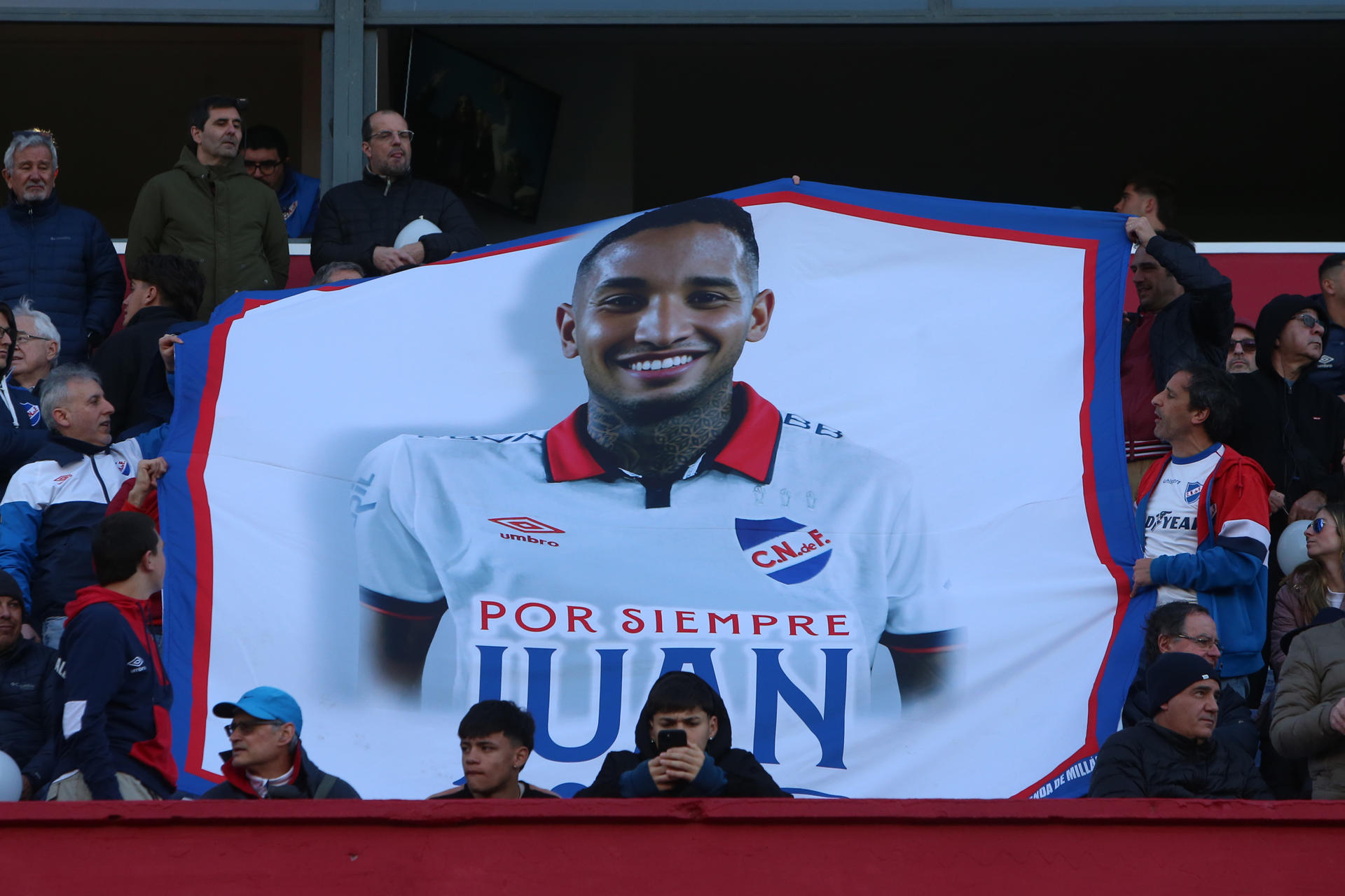 Homenaje de hinchas del club Nacional uruguayo al jugador Juan Izquierdo, fallecido el 27 de agosto de 2024, días después de caer fulminado por una arritmia durante un partido de Copa Libertadores contra Sao Paulo en el estadio Morumbí EFE/ Gaston Britos
