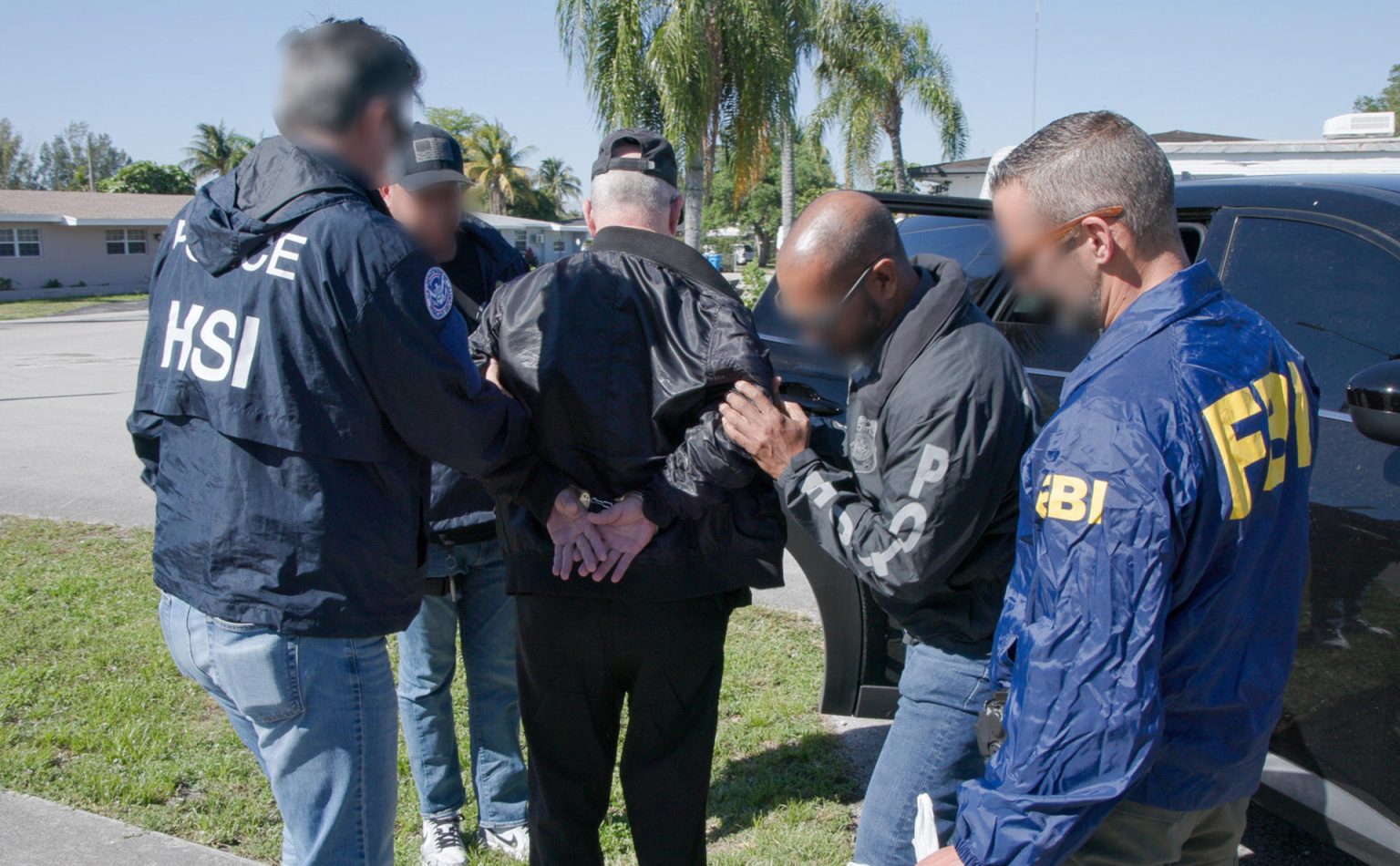 Fotografía cedida por la Oficina de Investigaciones de Seguridad Nacional (HSI Miami) donde aparecen unos agentes realizando el arresto de un exmiembro de la inteligencia cubana. EFE/ HSI Miami /SOLO USO EDITORIAL NO VENTAS /SOLO DISPONIBLE PARA ILUSTRAR LA NOTICIA QUE ACOMPAÑA (CRÉDITO OBLIGATORIO)