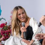 Fotografía de archivo del 8 de junio de 2023 de la protagonista de la serie "Sex and the City" ("Sexo en la ciudad" en Hispanoamérica y "Sexo en Nueva York" en España), Sarah Jessica Parker (SJP), durante un evento en el barrio del Soho en Nueva York (EEUU). EFE/Ángel Colmenares