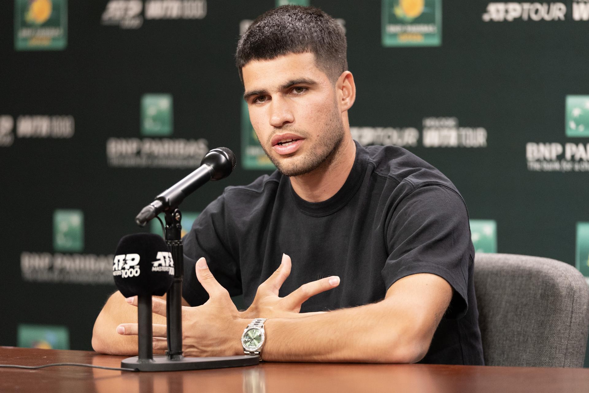 Carlos Alcaraz, campeón de las dos últimas ediciones del Masters 1.000 de Indian Wells, dijo este martes que afronta con ambición el reto de unirse a Novak Djokovic y Roger Federer como los tenistas que se han consagrado tres veces seguidas en el desierto californiano. EFE/EPA/JOHN G. MABANGLO
