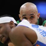 El escolta de Celtics, Derrick White (D), observa a su colega de Oklahoma City Thunder, Shai Gilgeous-Alexander (I), durante el partido jugado este miércoles en Boston, Massachusetts. EFE/EPA/CJ GUNTHER