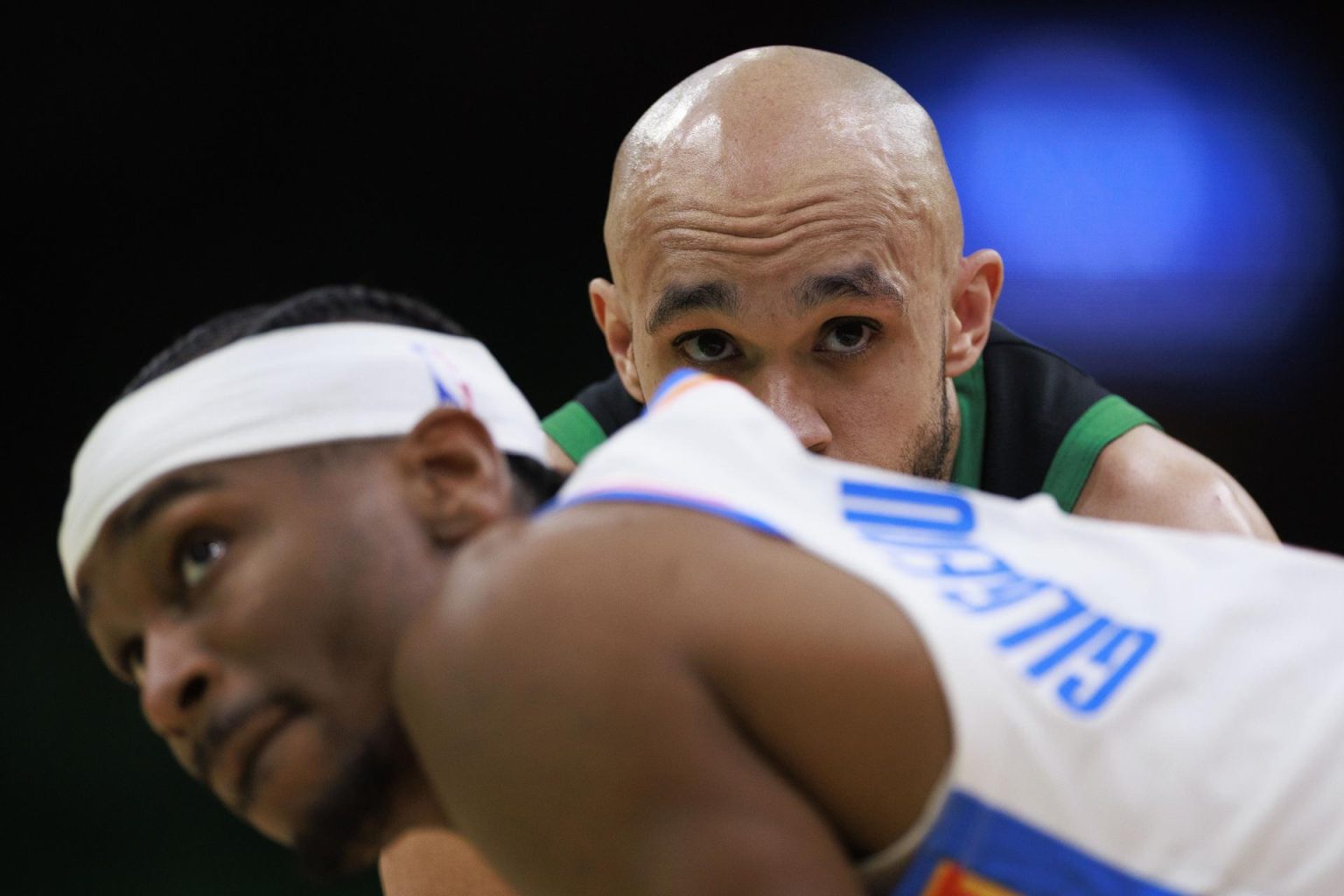 El escolta de Celtics, Derrick White (D), observa a su colega de Oklahoma City Thunder, Shai Gilgeous-Alexander (I), durante el partido jugado este miércoles en Boston, Massachusetts. EFE/EPA/CJ GUNTHER