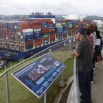 Fotografía de archivo de un buque pasando por el Canal de Panamá, en Colón (Panamá). EFE/ Bienvenido Velasco