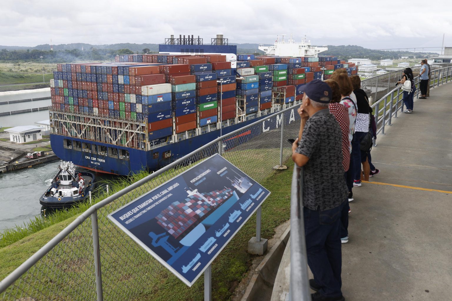 Fotografía de archivo de un buque pasando por el Canal de Panamá, en Colón (Panamá). EFE/ Bienvenido Velasco