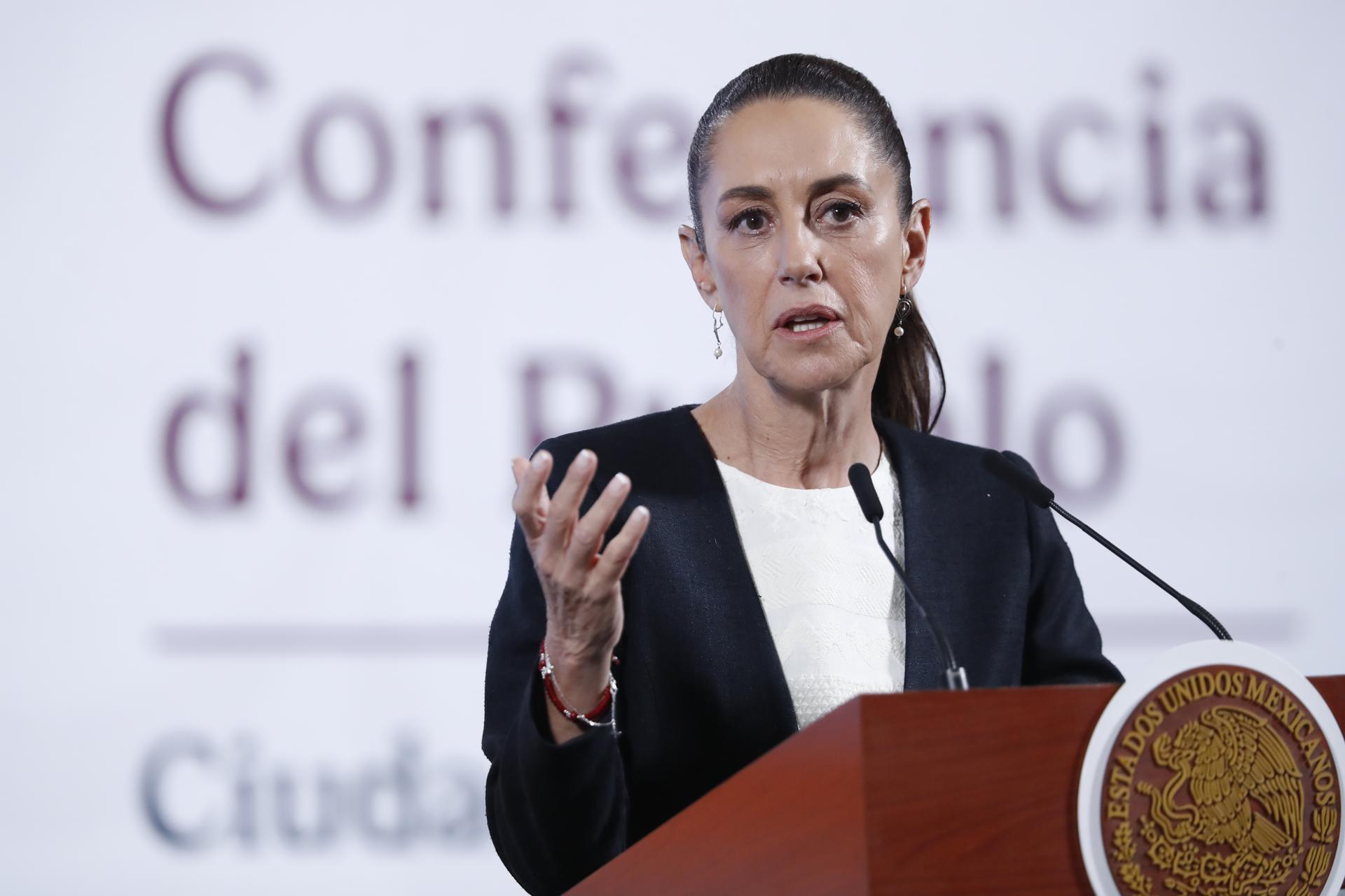 La presidenta de México, Claudia Sheinbaum, participa este miércoles durante una rueda de prensa en el Palacio nacional de la Ciudad de México (México). EFE/ Mario Guzmán
