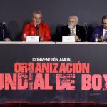 El presidente ejecutivo de la Cámara de Comercio de Bogotá, Ovidio Claros (2i), habla durante el lanzamiento de la Convención Mundial de la Organización Mundial de Boxeo (WBO) en Bogotá (Colombia). EFE/ Carlos Ortega