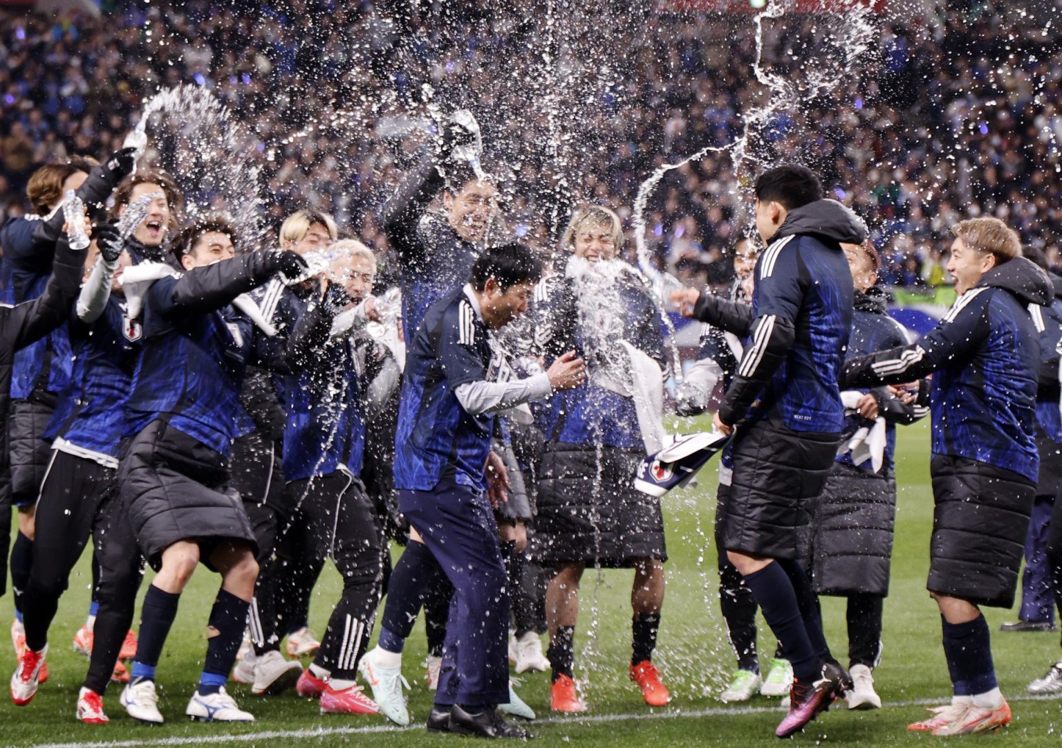 Los jugadores japoneses celebran su clasificación al Mundial 2026. EFE/EPA/FRANCK ROBICHON